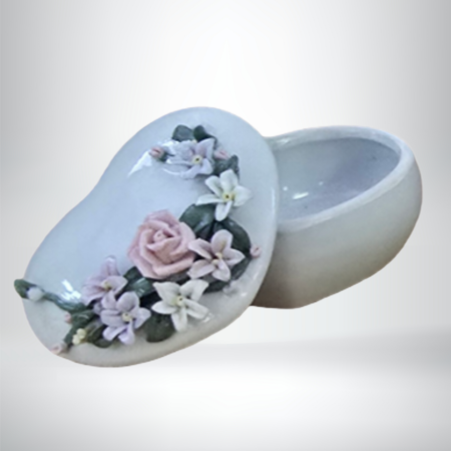 Porcelain Floral Bathroom Accessory Set – 4-Piece Ceramic Decor (Soap Dish, Toothbrush Holder, Flower Bud Vase & Heart Holder with Lid)